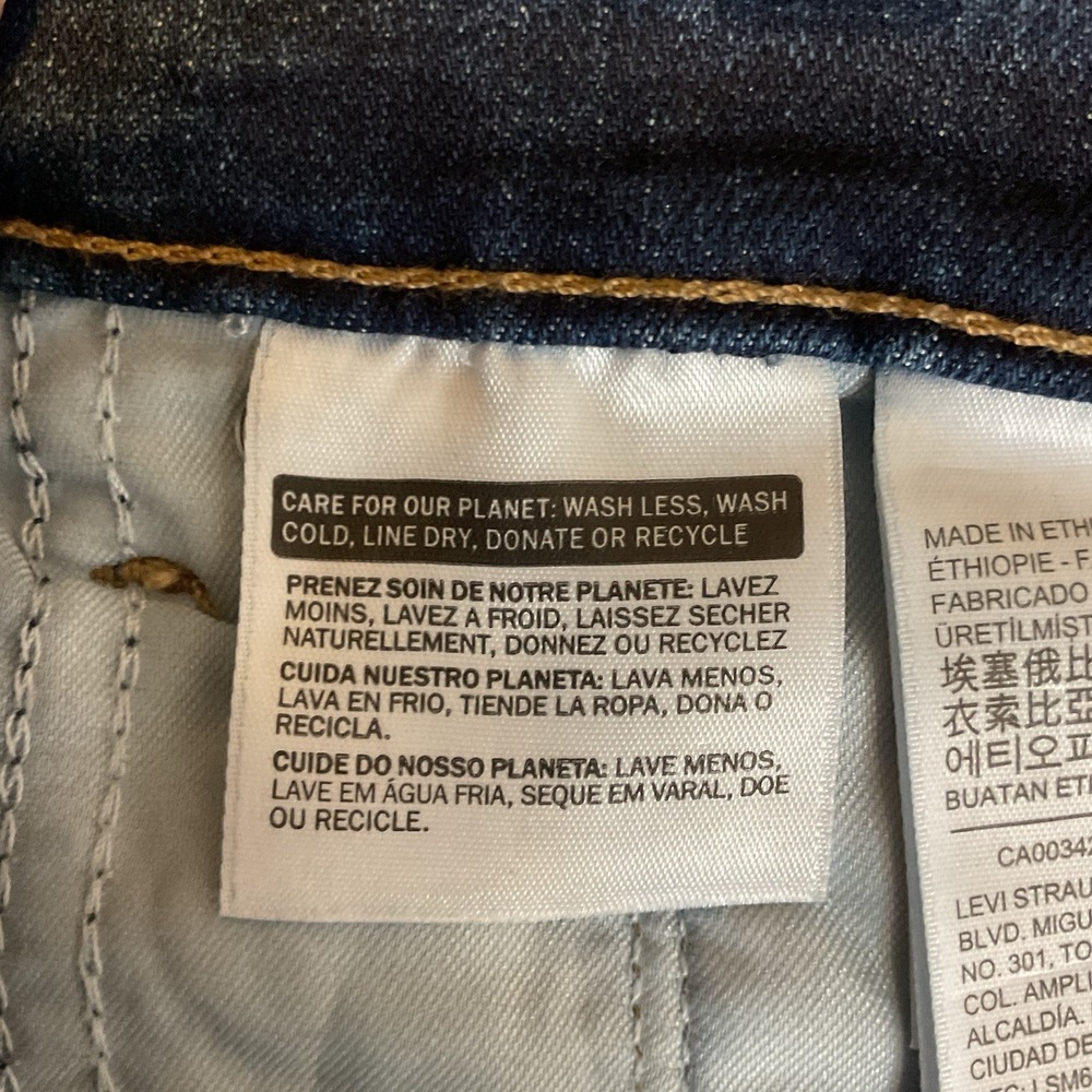 NWT Levi's Jeans Classic Straight Denim Woman's Short Mid Rise Classic Size 16S - Picture 7 of 11